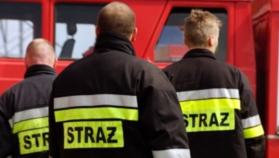 Strażak-bohater. Uratował 77-latkę z płonącego mieszkania