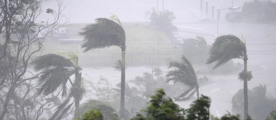 Potężny cyklon Debbie z ulewnymi deszczami i podmuchami wiatru o prędkości 270 km na godzinę dotarł do północno-wschodnich wybrzeży Australii, w stanie Queensland. Blisko 40 tys. ludzi jest bez prądu. Ocenia się, że może to być najpotężniejszy cyklon w regionie w ostatnich latach.