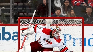 Eddie Lack trafił do szpitala po meczu Carolina Hurricanes - Detroit Red Wings