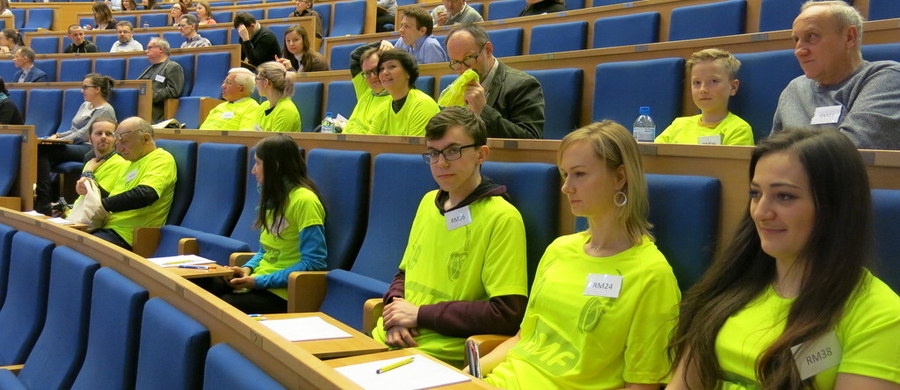 ​W sobotę z arcytrudnym dyktandem zmierzyło się kilkaset osób. W Auditorium Maximum Uniwersytetu Jagiellońskiego, gdzie odbyło się III Dyktando Krakowskie, była także reprezentacja RMF FM, w której skład wchodzili dziennikarze RMF FM, Słuchacze, a także Użytkownicy wortalu RMF24.pl. Najlepszym w drużynie okazał się pan Stanisław Gajos. A najmłodszy uczestnik w naszej grupie miał zaledwie 11 lat.