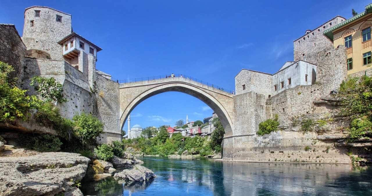 Tu leży jeden z najbardziej rozpoznawalnych mostów Europy. To miasto, to perełka