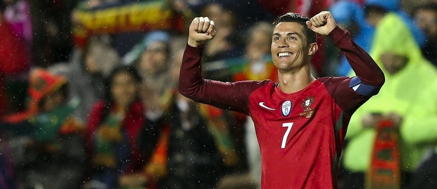 Cristiano Ronaldo jest najlepiej zarabiającym piłkarzem na świecie - ogłosił magazyn "France Football", który szacuje, że w sezonie 2016/17 portugalski gwiazdor Realu Madryt zarobi w sumie 87,5 mln euro. Drugie miejsce z zarobkami na poziomie 76,5 mln euro zajął Argentyńczyk Lionel Messi z Barcelony.