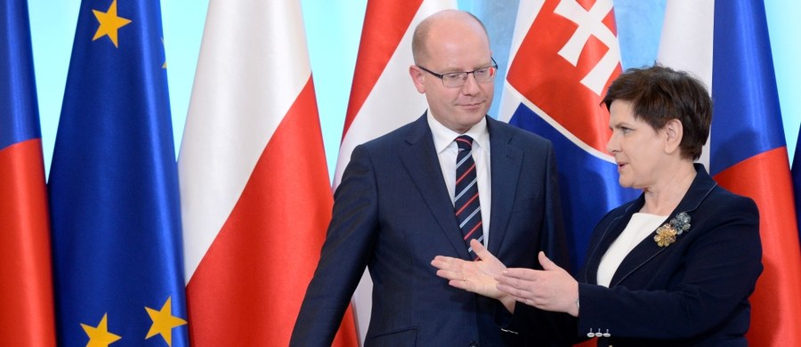 Polski rząd będzie dążył do ustalenia uporządkowanego sposobu wyjścia Wielkiej Brytanii z Unii Europejskiej i zabezpieczenia w tym procesie interesów Polski i innych krajów członkowskich Unii - powiedziała Beata Szydło po spotkaniu premierów państw Grupy Wyszehradzkiej na wspólnej konferencji prasowej. Szef czeskiego rządu Bohuslav Sobotka podkreślał, że Grupa Wyszehradzka powinna działać wspólnie tak, by mieć jak największy wpływ na wytyczne do negocjacji z Wielką Brytanią ws. Brexitu.