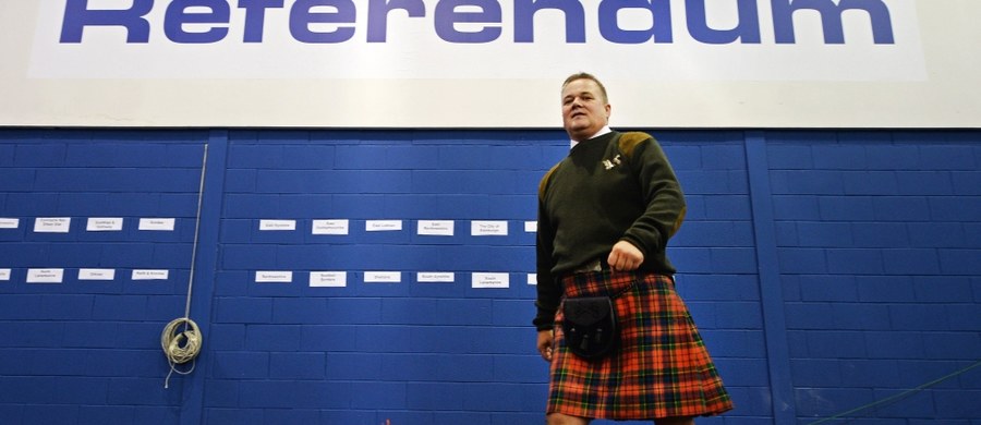 Szkocki parlament zagłosował za wystosowaniem formalnej prośby do brytyjskiego rządu o przeprowadzenie referendum w sprawie niepodległości Szkocji. Premier Theresa May wcześniej wykluczyła zorganizowanie takiego plebiscytu. Złożony przez szkocki rząd w Edynburgu wniosek poparło 69 deputowanych, reprezentujących Szkocką Partię Narodową i Partię Zielonych. Przeciwko było 59 posłów, m.in. przedstawiciele Szkockiej Partii Konserwatywnej i Szkockiej Partii Pracy. 