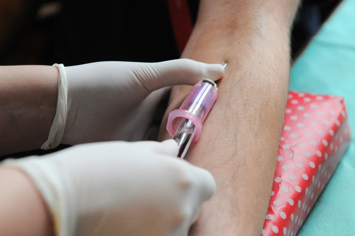 Ponad 40 tysięcy polskich pielęgniarek może w każdej chwili odejść z pracy, bo mają już uprawnienia emerytalne. W ciągu kolejnych czterech lat wiek emerytalny przekroczy ich drugie tyle. To alarmujące dane z najnowszego raportu, przygotowanego przez Naczelną Radę Pielęgniarek i Położnych. Średnia wieku polskiej pielęgniarki to już prawie 51 lat.