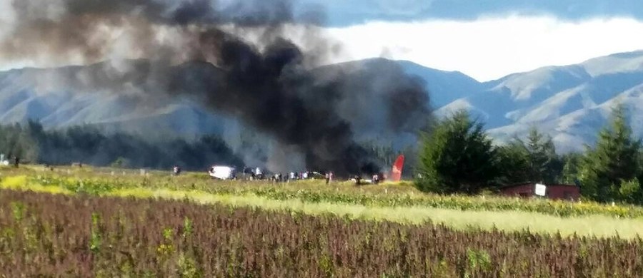 ​Samolot peruwiańskich linii lotniczych podczas awaryjnego lądowania w mieście Jauja w Peru, po tym jak nagle zjechał z pasa do lądowania, stanął w płomieniach. Na pokładzie maszyny było 141 osób, nikt nie ucierpiał.