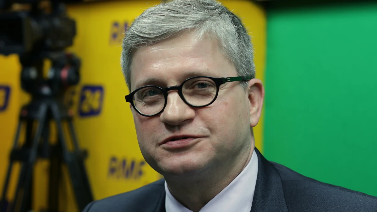 „Konsulat był pusty, nie było nikogo (w środku), to było w nocy. Tyle na ten moment wiem” - tak do informacji o ostrzelaniu polskiego konsulatu w ukraińskim Łucku odniósł się szef Biura Bezpieczeństwa Narodowego Paweł Soloch w Porannej rozmowie w RMF FM. „To jest bardzo niepokojąca sytuacja” - dodał gość Marcina Zaborskiego. Stwierdził jednocześnie, że „niewątpliwie jest to prowokacja”. Pytany o komunikat MON dot. wycofania Polski z Eurokorpusu, w którym ministerstwo twierdzi, że jest to redukowanie polskiego wkładu w tę jednostkę, odparł: „Tak jest w istocie. Tę informację posiadamy od dłuższego czasu. Jeszcze w ubiegłym roku otrzymaliśmy informację, że zamierzamy ograniczyć liczbę naszych oficerów w Eurokorpusie”. Marcin Zaborski dopytywał zatem swojego gościa, ilu polskich oficerów będzie służyło w Eurokorpusie w 2021 roku. „W tej chwili mamy ponad stu oficerów w Eurokorpusie (…).Przewidywania dotyczą kilku oficerów, ta liczba nie jest dokładnie określona, ponieważ możemy założyć, że ta sytuacja w 2021 roku może jeszcze ulec zmianie” - odpowiedział Paweł Soloch. Pytany o to, jak decyzję o ograniczeniu liczby oficerów ocenia Andrzej Duda, mówił: „Pan prezydent został poinformowany i przyjął tę informację do wiadomości”. „To nie była decyzja, która wzbudziłaby szczególne zaniepokojenie pana prezydenta” - zapewnił szef BBN.