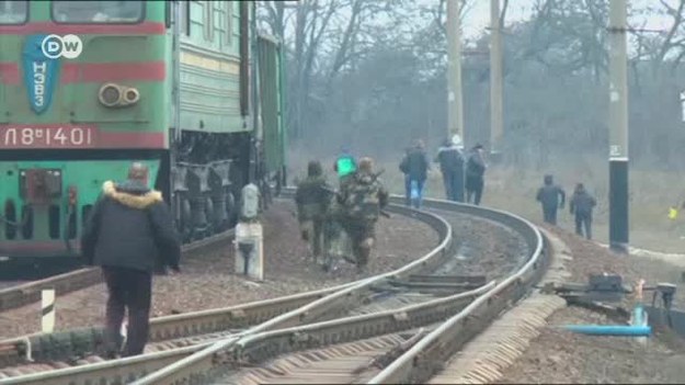 Nieznani sprawcy zaatakowali mieszkańców blokujących tory kolejowe na wschodzie Ukrainy. Jeśli blokada dalej potrwa, cała ukraińska gospodarka będzie zagrożona.


Jak donosi prasa, chuligani zostali opłaceni przez jednego z ukraińskich oligarchów, który na tych terenach ma liczne przedsiębiorstwa i nie chce ich stracić.  