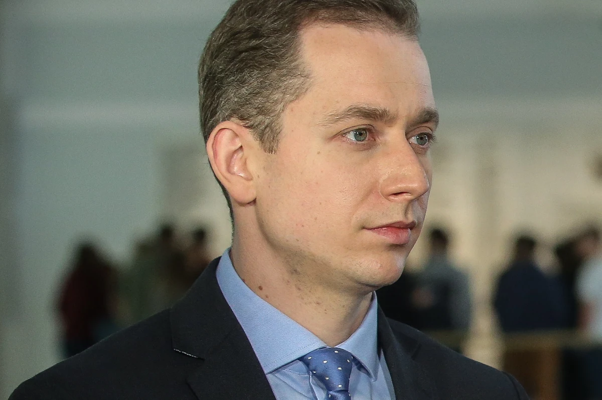 Platforma Obywatelska składa wniosek do sejmowej komisji obrony narodowej o nadzwyczajną kontrolę w MON-ie. Politycy PO mówią, że Antoni Macierewicz demoluje polską obronność, a kolejnym dowodem jest wycofanie Polski z Eurokorpusu. ​Ich zdaniem, działania szefa MON Antoniego Macierewicza zagrażają bezpieczeństwu Polski.