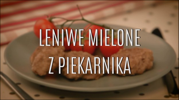 Mięso mielone idealnie nadaje się do przygotowywania pysznych kotlecików nie tylko w formie smażonej - by były mniej tłuste i jeszcze bardziej smaczne, można przyrządzić kotlety mielone w piekarniku! W ten sposób, przy użyciu kilku pysznych składników, zrobicie wyjątkowy obiad, który zachwyci wszystkich. Koniecznie użyjcie różnych rodzajów mielonego mięsa - u nas w wersji z mięsem wieprzowym i wołowym!