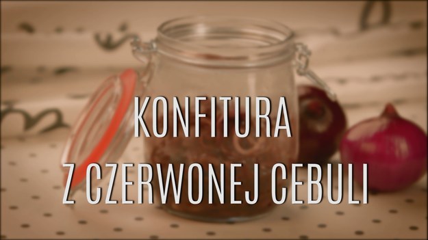 Czerwona cebula idealnie nadaje się do przyrządzenia pysznej konfitury, która będzie wspaniałym uzupełnieniem sałatek czy dodatkiem do mięs. Znakomicie sprawdza się szczególnie z grillowanymi daniami - możecie użyć jej na przykład do sera halloumi! W parę chwil możecie przygotować ten wyborny dodatek z cebuli, który potem przez parę dni możecie trzymać w lodówce. Jeśli cukier się skrystalizuje, przed podaniem podgrzejcie lekko konfiturkę - wtedy znowu będzie gładka!