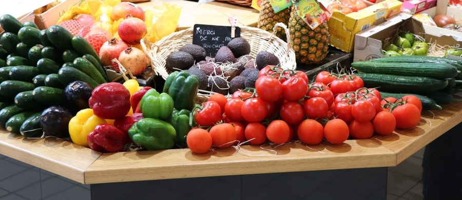 Jedzcie każdego dnia co najmniej pół kilograma owoców i warzyw, dwa produkty mleczne, nie więcej niż plaster szynki - i pijcie dużo wody! To niektóre z najnowszych zaleceń paryskich dietetyków przedstawionych przez francuską Wyższą Radę ds. Zdrowia Publicznego, która przygotowuje nowy ogólnokrajowy program zdrowego odżywiania.