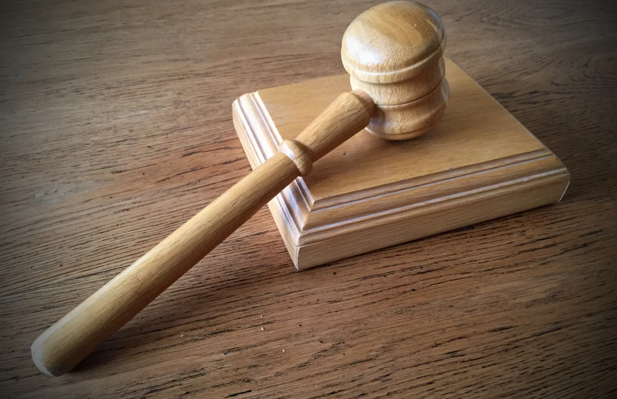 Na karę roku więzienia w zawieszeniu i grzywny skazał 22-letniego Tomasza S. Sąd Rejonowy w Kaliszu. Mężczyzna odpowiadał za stosunki seksualne z 13-latką, które nagrywał, a później udostępniał filmy w internecie. Wyrok jest nieprawomocny.