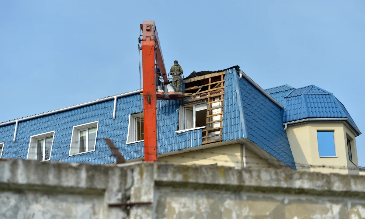 W nocy z wtorku na środę ostrzelana została siedziba polskiego konsulatu w Łucku, na północnym zachodzie Ukrainy – donosi portal volyn24.com. Według wstępnych oględzin napastnicy użyli granatnika. Nikomu nic się nie stało. „Pocisk trafił w ostatnie piętro, pozostawiając około 70-centymetrowy otwór” – mówił polski wicekonsul w Łucku. Dyplomacja polska i ukraińska od samego rana prowadzi wspólne działania. Z kolei polska Prokuratura Krajowa wszczęła śledztwo ws. ataku na placówkę. 