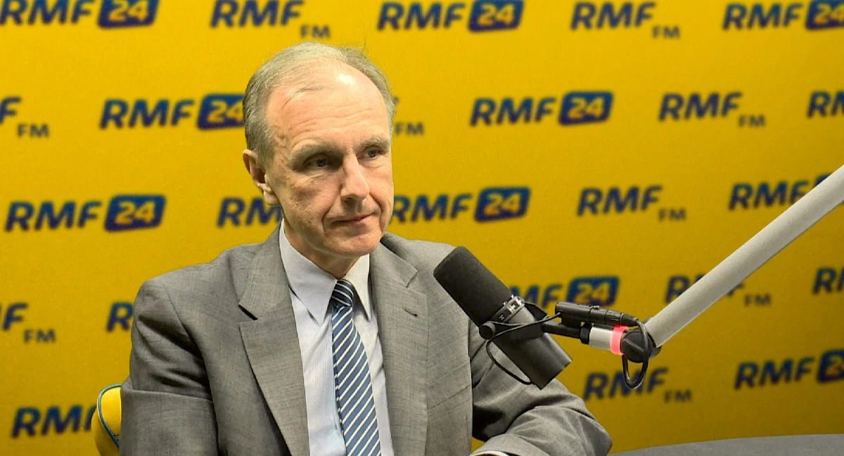 Sejmowa komisja obrony jest odpowiednim organem do kontroli w resorcie kierowanym przez Antoniego Macierewicza – przekonywał w Popołudniowej rozmowie w RMF FM senator PO Bogdan Klich. Pytany o to, czy NIK nie powinna przeprowadzić kontrolę w MON, odpowiedział: „Jesteśmy już zniecierpliwieni”. „Działania tego rządu w sferze obronnej osłabiają bezpieczeństwo Polski” - mówił Bogdan Klich, który w rządzie Platformy Obywatelskiej piastował stanowisko szefa MON. „90 proc., a może nawet więcej dowódców ze sztabu generalnego zostało „skasowanych”. Albo odeszło na własną prośbę, albo zostało odwołanych. 82 proc. dowódców w dowództwie generalnym także zostało wypchniętych do cywila” – mówił w internetowej części rozmowy Bogdan Klich. Były szef MON porównywał falę odejść z armii do dekapitacji. „Zdarzyło się coś, co nie zdarzyło się nigdy w ciągu 27 lat niepodległości. Została obcięta głowa – zarówno mózg, jak i szyja – polskim siłom zbrojnym” – ocenił. 