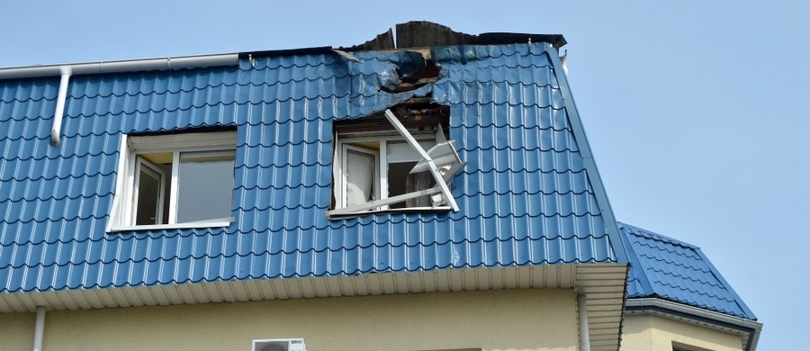 "Nie jest wykluczone, iż zarówno atak w Łucku, jak i pozostałe (wcześniejsze - przyp.red.) incydenty były inspirowane 'z zewnątrz'" - napisał w specjalnym oświadczeniu resort spraw zagranicznych Ukrainy. To reakcja na ostrzał placówki dyplomatycznej właśnie w Łucku. Doszło do niego w nocy z wtorku na środę. Na szczęście nikt nie ucierpiał. O przyczynach tego incydentu pisze dzisiejszy "Dziennik Gazeta Prawna".