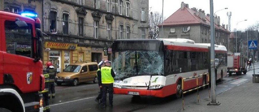 Kierowca miejskiego autobusu trafił do szpitala po wypadku w Bytomiu. Informację i zdjęcie z miejsca zdarzenia dostaliśmy na Gorącą Linię RMF FM. 