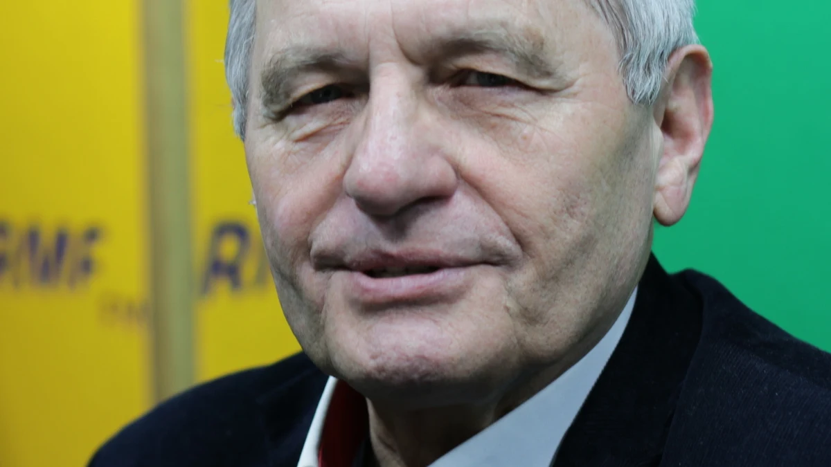 "Rosjanie mogą chcieć zachwiać polsko-ukraińskimi stosunkami. To jest dobra metoda, żeby zaszkodzić Ukrainie. (...) Pokazać Ukrainę jako nawiązującą do dawnych tradycji nacjonalistycznych" - mówi w Porannej rozmowie w RMF FM generał Stanisław Koziej pytany o wczorajszy atak na polski konsulat w Łucku. "Ja bym się nie zdziwił, gdyby śledztwo wykazało, że to była jakaś prowokacja" - dodaje były doradca prezydenta Bronisława Komorowskiego. Pytany o to, jak ocenia decyzję MON o redukcji naszego udziału w Eurokorpusie, odpowiada: "Jeśli spojrzymy na to z punktu strategiczno-politycznego, daleko do przodu, to ta decyzja była bardzo niefortunna i w niefortunnym momencie podjęta". Były szef BBN zaznacza: "Uczestnictwo w Eurokorpusie łączy nas z Zachodem. To jest jego podstawowa rola. (...) Jeżeli wychodzimy z niego, wycofujemy na marginalne pozycje, to ucinamy sobie jedną z nitek łączących nas z Zachodem". Gość Marcina Zaborskiego odnosi się do sprawy stłuczki z udziałem auta wiceszefa MON: „Aż mi żal było ministra Kownackiego. (…) Widziałem, że stoi zażenowany, że znowu jest kolizja, i to z jego udziałem. (…) Myślę, że coś jest z profesjonalizmem tych służb” – stwierdza. 