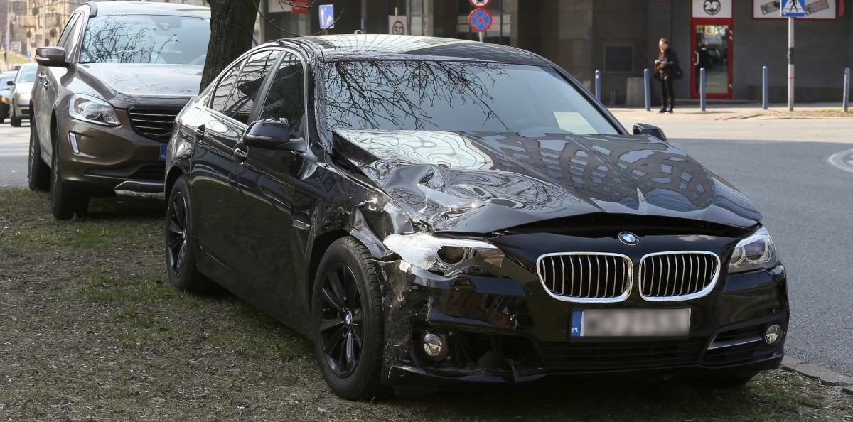 Wiceminister Obrony Bartosz Kownacki, którego kierowca doprowadził wczoraj do kolizji w Warszawie nie jest objęty ochroną Żandarmerii Wojskowej. W związku z tym wiozący go samochód nie mógł korzystać z przywilejów na drodze. Co więcej, jego kierowca nie był ani żandarmem, ani nawet żołnierzem.