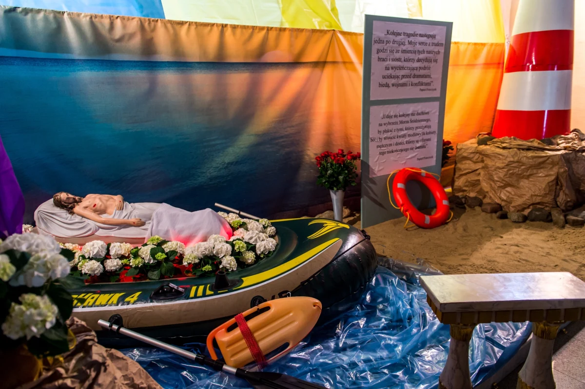 Jezus Chrystus w pontonie pojawił się w Grobie Pańskim w jednej z bydgoskich parafii. Kontrowersyjna instalacja ma nawiązywać do cierpienia uchodźców, którzy uciekają przed wojną, przemocą i prześladowaniem.