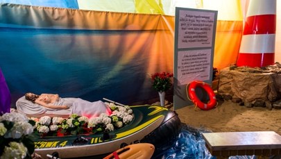 Jezus w pontonie. Grób Pański z Bydgoszczy przypomina o dramacie uchodźców