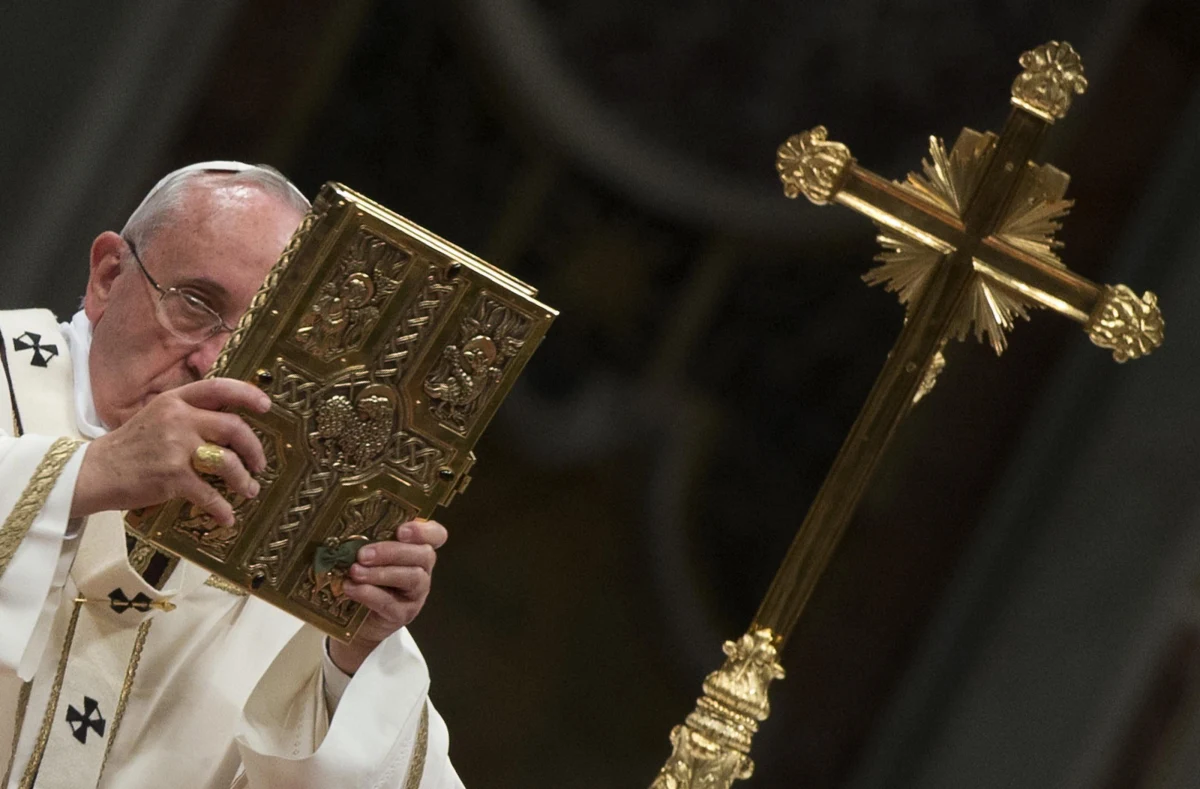 Papież Franciszek przewodniczył w Wielką Sobotę mszy Wigilii Paschalnej. W homilii mówił, że Zmartwychwstanie nie jest "faktem intelektualnym". "To nie tylko poznanie, to coś o wiele więcej" - dodał. Apelował o pokorę, wyzbycie się obojętności i zarozumiałości. Mszę poprzedził obrzęd poświęcenia ognia i przygotowania paschału w przedsionku bazyliki Świętego Piotra.