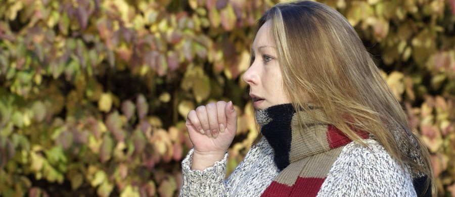 ​Przeziębienie nie jest niczym przyjemnym, ale ludzie, którzy czują się samotni, przechodzą je jeszcze ciężej, niż inni - przekonują na łamach czasopisma "Health Psychology" naukowcy z Rice University. Wyniki ich badań pokazały, że poczucie osamotnienia nie zwiększa samego ryzyka przeziębienia, ale wyraźnie pogarsza jego objawy.