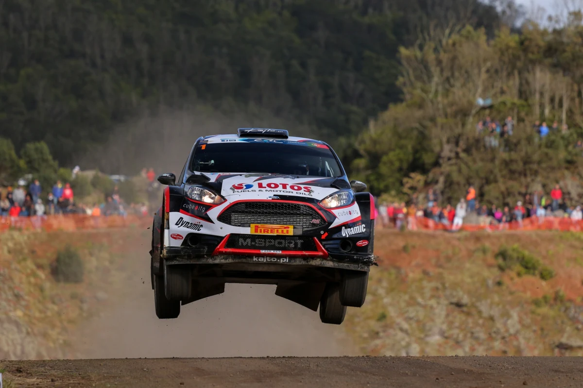 Kajetan Kajetanowicz z pilotem Jarosławem Baranem (Ford Fiesta R5) prowadzą po pierwszym dniu Rajdu Azorów, który inauguruje tegoroczne zmagania w Rajdowych Mistrzostwach Europy. Polska załoga o 1,1 s wyprzedza Rosjanina Aleksieja Łukjaniuka (Ford Fiesta R5).