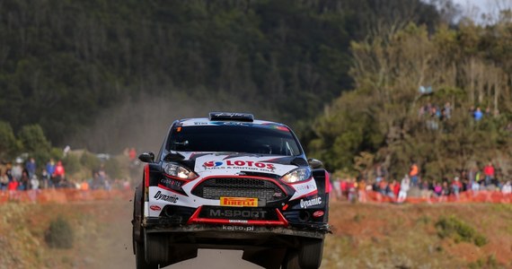 Kajetan Kajetanowicz z pilotem Jarosławem Baranem (Ford Fiesta R5) prowadzą po pierwszym dniu Rajdu Azorów, który inauguruje tegoroczne zmagania w Rajdowych Mistrzostwach Europy. Polska załoga o 1,1 s wyprzedza Rosjanina Aleksieja Łukjaniuka (Ford Fiesta R5).