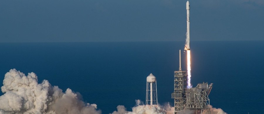 ​Należąca do prywatnej firmy SpaceX rakieta Falcon 9, której główny człon był już wykorzystany w misji kosmicznej, wyniosła na orbitę sztucznego satelitę. Rakieta wystartowała w nocy z czwartku na piątek czasu polskiego z przylądka Canaveral na Florydzie.