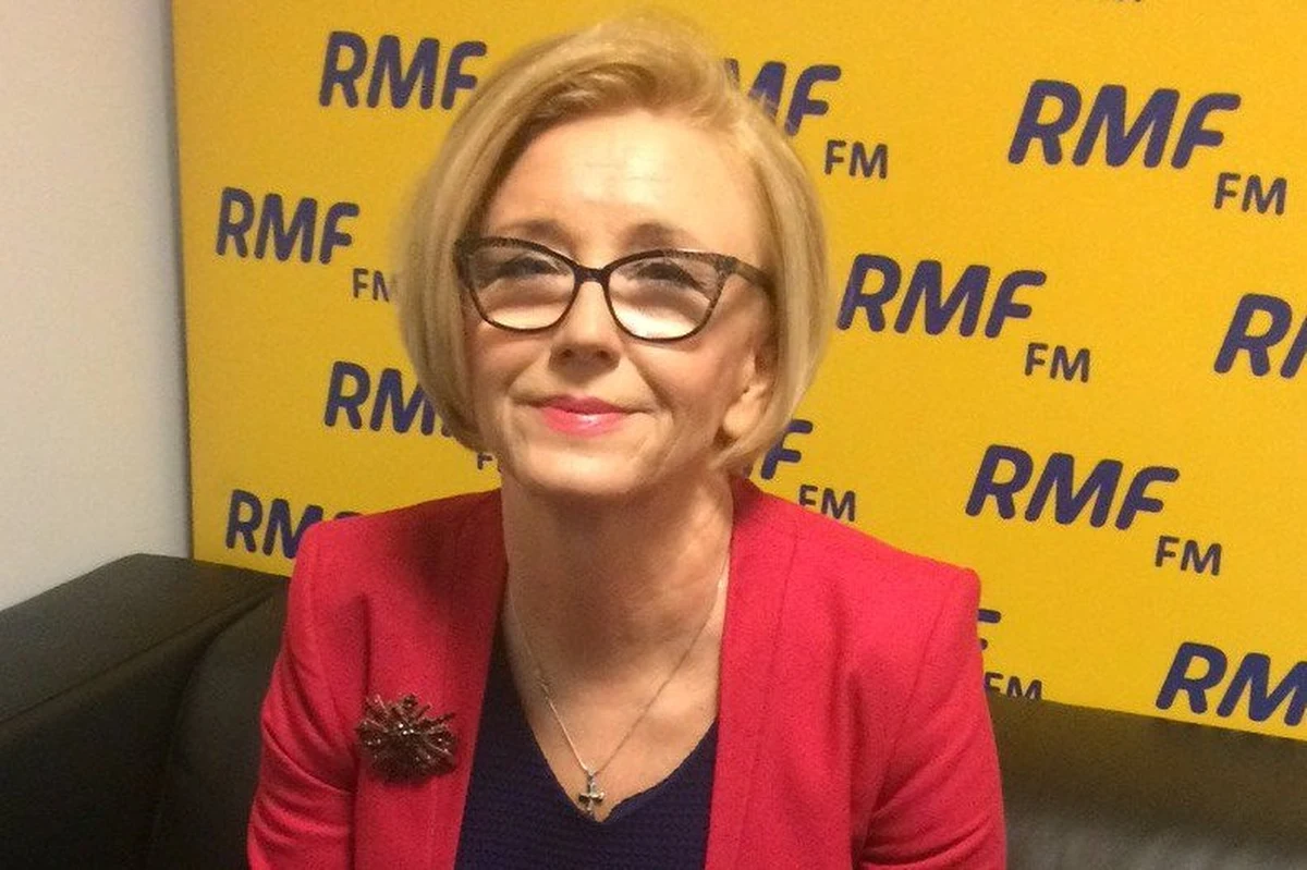 „Pani minister Zalewska nieustannie rozmawia ze związkami zawodowymi” - zapewniła wiceminister edukacji narodowej Marzena Machałek w Porannej rozmowie w RMF FM. Marcin Zaborski dopytywał o to, czy te rozmowy, o których mówi gość, idą właściwym torem, skoro pojawia się strajk. „Może nie wszyscy słyszą to, co się do nich mówi albo nie chcą słyszeć” - stwierdziła Machałek. „My słuchamy związków zawodowych (…). Jestem przekonana, że związki zawodowe mogą być usatysfakcjonowane” - stwierdziła. „Pan Broniarz to nie wszystkie związki zawodowe. Nawet w ZNP są ludzie podzieleni” - tak wiceminister odniosła się do pytania o postulaty strajkujących. Machałek, pytana o redukcje etatów w związku z reformą edukacji, odparła: „Mogą się zdarzyć pojedyncze przypadki (zwolnień nauczycieli), ale w związku z niżem demograficznym”. Odnosząc się do wyliczeń samorządów, z których wynika, że pracę stracą setki osób, powiedziała: „Są pojedyncze samorządy, które próbują na reformie uprawiać politykę i pokazywać, ze rząd PiS jest „be”. Ja do tych samorządów apeluję, żeby nie wykorzystywały reformy do straszenia Prawem i Sprawiedliwością”. Podczas rozmowy pojawił się także temat istotny dla wielu nauczycieli - podwyżki. „W kwietniu pani minister przedstawi plan podwyżek. Nauczyciele mieli już tę informację na etapie kampanii wyborczej” - mówiła Machałek. Pytana przez Marcina Zaborskiego o to, czy podwyżki pojawią się w 2018 roku, odparła: „Chcielibyśmy”.