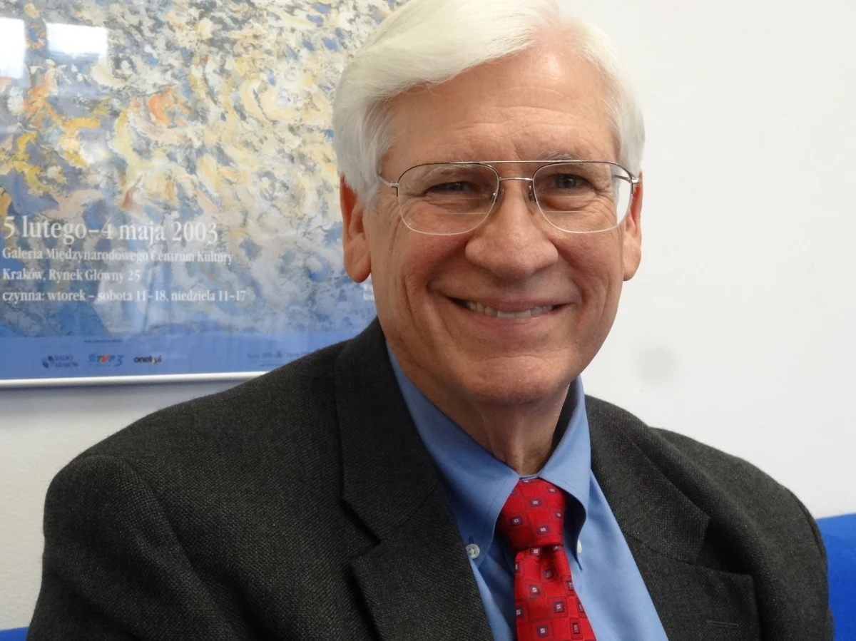 "Współczesny system edukacji został zaprojektowany sto lat temu. Musimy go teraz przenieść do zupełnie nowych warunków, do nowej epoki kształcenia" - mówi RMF FM Stephan Turnipseed, wiceprezes Destination Imagination, organizacji edukacyjnej, która w tym roku współorganizowała we Wrocławiu Międzynarodową Olimpiadę Kreatywności. Jego zdaniem, świat zmienia się tak szybko, że na reformowanie edukacji nie mamy już czasu, trzeba ją wymyślić od nowa. W rozmowie z Grzegorzem Jasińskim przekonuje, że trzeba zmienić system kształcenia nauczycieli, a tym, którzy już pracują, dać wolność uczenia tak, jakby chcieli, jak oczekują tego uczniowie. Jego zdaniem, nowa edukacja musi nauczyć dzieci... uczyć się i w ten sposób przygotować je do życia w warunkach, których my nie jesteśmy jeszcze nawet w stanie sobie wyobrazić.