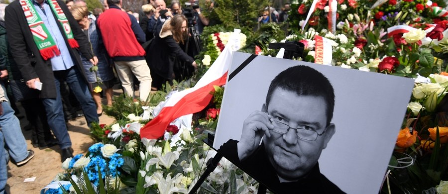 Dziennikarz sportowy Paweł Zarzeczny spoczął na Cmentarzu Bródnowskim. W trakcie przemarszu puszczone zostały trzy piosenki, w tym "Sen o Warszawie". Zarzeczny zmarł w wieku 56 lat. 