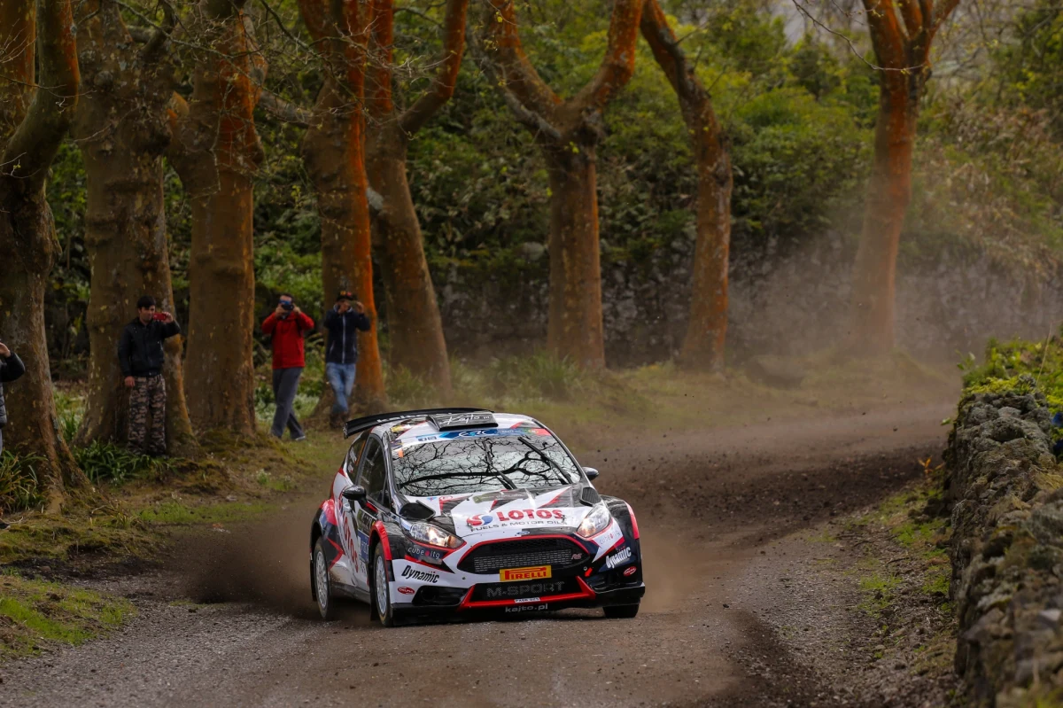 Kajetan Kajetanowicz z pilotem Jarosławem Baranem (Ford Fiesta R5) wypadli z trasy na pierwszym piątkowym odcinku specjalnym Rajdu Azorów. Nic im się nie stało, ale samochód został uszkodzony i załodze groziło, że nie będzie mogła kontynuować rywalizacji. Ostatecznie jednak team "Kajto" przekazał dobrą wiadomość: w sobotę kierowca wróci na trasę! Obecnie, po dwóch dniach ścigania, w rajdzie prowadzi Rosjanin Aleksiej Łukjaniuk.