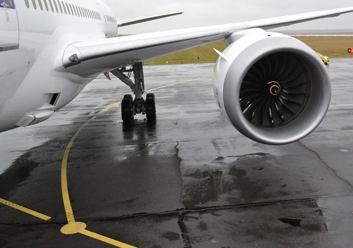 Inspektorat Uzbrojenia MON i amerykański koncern Boeing podpisały umowę na dostawę trzech samolotów średniej wielkości B737 do przewozu najważniejszych osób w państwie. Kontrakt wart jest około 523 mln dolarów - czyli około 2 mld złotych - netto. Obejmuje dwie nowe maszyny i jedną używaną. Starania o pozyskanie samolotów tej wielkości trwały od 1993 roku.