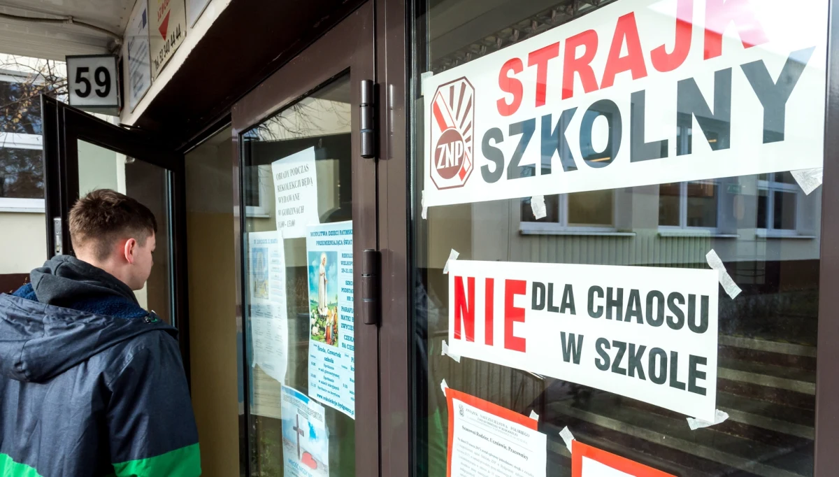 W piątkowym strajku pracowników oświaty uczestniczyło ok. 40 proc. przedszkoli i szkół - poinformował po południu organizator akcji, Związek Nauczycielstwa Polskiego. Jednak według danych Ministerstwa Edukacji Narodowej, zebranych za pośrednictwem kuratorów oświaty, było to ok. 11 proc. placówek.