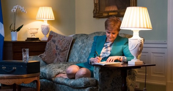 Szkocka pierwsza minister Nicola Sturgeon zwróciła się do brytyjskiego rządu z formalną prośbą o przeprowadzenie referendum ws. niepodległości Szkocji. W środę rząd w Londynie rozpoczął procedurę wyjścia Wielkiej Brytanii z Unii Europejskiej.