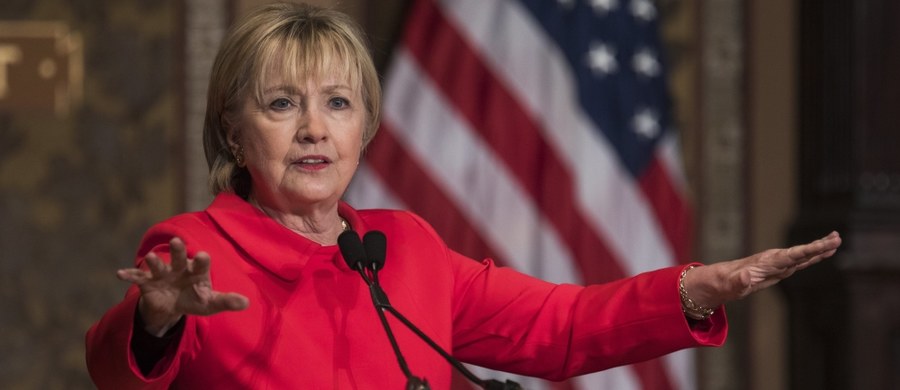 Według republikańskiego senatora Chucka Grassleya, Hillary Clinton po zaprzestaniu pełnienia funkcji sekretarza stanu w 2013 roku wynegocjowała dla siebie oraz sześciu jej pracowników zachowanie dostępu do dokumentów opatrzonych klauzulą tajności. 