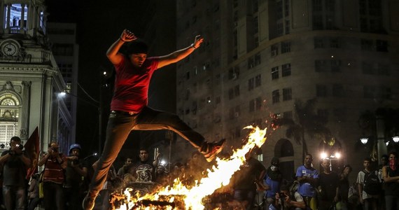 ​Dziesiątki tysięcy Brazylijczyków wyszło w piątek na ulice Rio de Janeiro, Sao Paulo i innych miast, aby zaprotestować przeciwko posunięciom oszczędnościowym rządu. Związki zawodowe przygotowują się do strajku generalnego przewidzianego na koniec kwietnia.