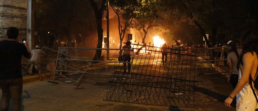 ​W stolicy Paragwaju Asuncion doszło w piątek wieczorem do gwałtownych demonstracji przeciwko uchwalonej przez Senat poprawce do konstytucji zezwalającej prezydentowi na ubieganie się o wybór na drugą kadencję. Demonstranci wdarli się do gmachu parlamentu i podpalili go.