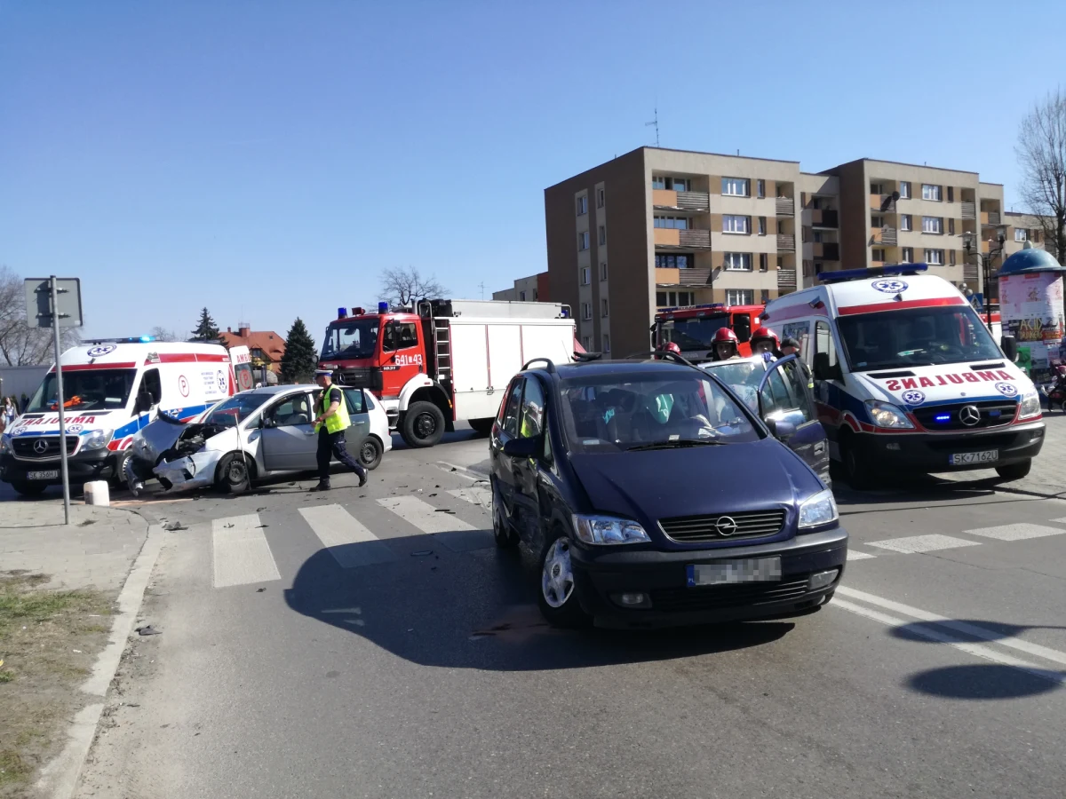 Do zderzeniach trzech samochodów doszło w Tychach w województwie śląskim na skrzyżowaniu ulic Bocheńskiego i Hlonda. Po wypadku na badania do szpitala przewieziono sześcioro dzieci. Nie wiadomo na razie, w jakim są stanie. Nikt więcej nie ucierpiał. Na miejscu mogą być utrudnienia w ruchu. Informację i zdjęcia z wypadku dostaliśmy od słuchacza Krzysztofa na Gorącą Linię RMF FM. 