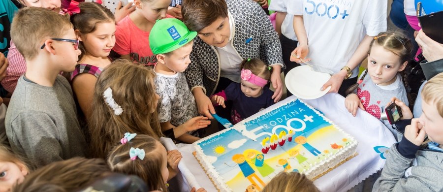 Pieniądze z programu Rodzina 500 plus są doskonale inwestowane. Polskie rodziny wiedzą, jak te środki zainwestować - podkreśliła premier Beata Szydło podczas spotkania z mieszkańcami gminy Koneck w woj. kujawsko-pomorskim. Minister rodziny, pracy i polityki społecznej Elżbieta Rafalska informowała na początku marca, że program "500 plus" objął 3 mln 820 tys. dzieci w wieku do 18 lat, a do rodzin trafiło ponad 19 mld złotych.