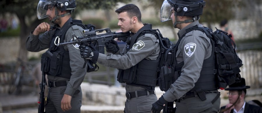 Izraelska policja zastrzeliły w sobotę Palestyńczyka po tym, jak zaatakował on nożem trzech Izraelczyków na Starym Mieście w Jerozolimie - poinformował rzecznik policji Micky Rosenfeld.