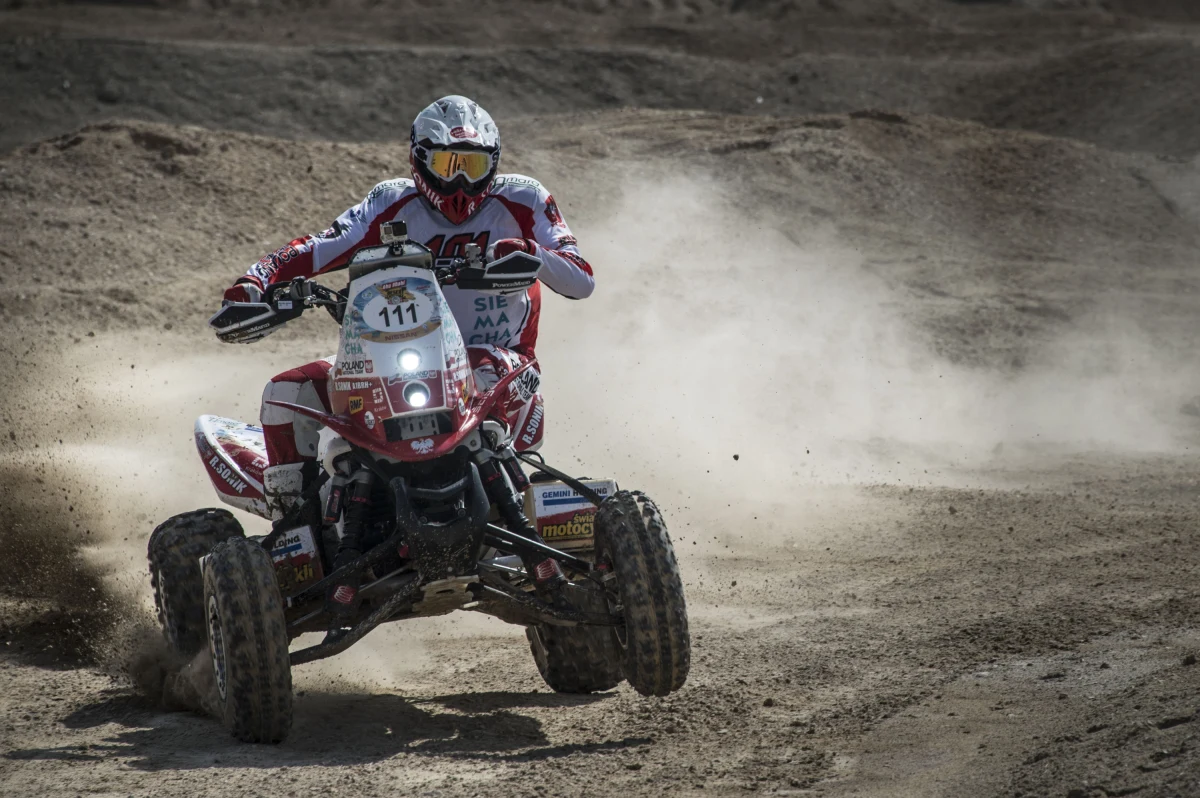 Rafał Sonik osiągnął swój cel i na prologu Abu Dhabi Desert Challenge zmieścił się w pierwszej piętnastce wspólnej klasyfikacji z motocyklistami. Dzięki temu mógł wybrać pozycję na starcie pierwszego etapu zmagań. Trochę szczęścia, a dokładnie pięć setnych sekundy zabrakło Kamilowi Wiśniewskiemu, którego w niedzielę czeka w związku z tym nieco trudniejsze zadanie. 
