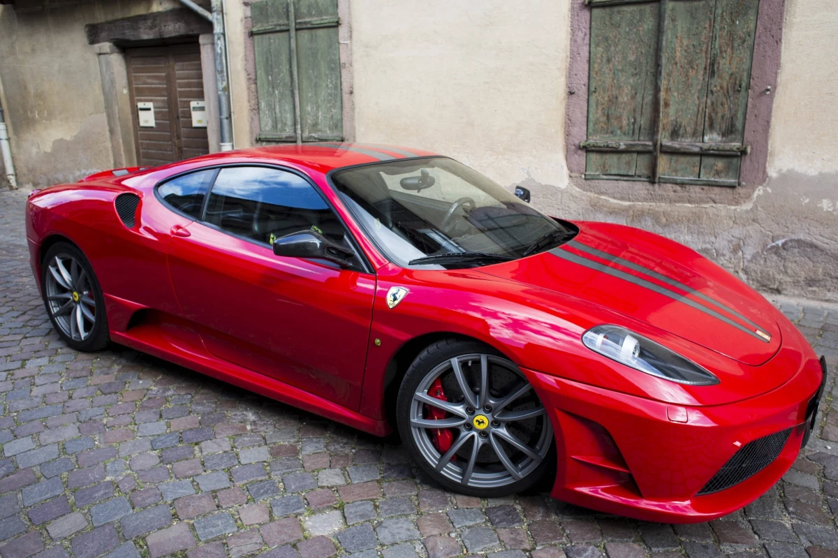 Należący do aktualnego prezydenta USA dziesięcioletni samochód marki Ferrari został sprzedany na aukcji na Florydzie za 270 tys. dol. – informuje dom aukcyjny Auctions America. Cena wywoławcza wynosiła od 250 do 350 tys. dolarów. "Donald Trump był prawdopodobnie jedynym prezydentem w historii USA, który posiadał takie sportowe cacko" – czytamy w prospekcie reklamowym aukcji.