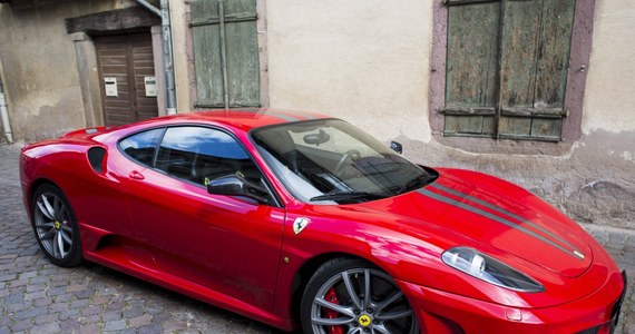 Należący do aktualnego prezydenta USA dziesięcioletni samochód marki Ferrari został sprzedany na aukcji na Florydzie za 270 tys. dol. – informuje dom aukcyjny Auctions America. Cena wywoławcza wynosiła od 250 do 350 tys. dolarów. "Donald Trump był prawdopodobnie jedynym prezydentem w historii USA, który posiadał takie sportowe cacko" – czytamy w prospekcie reklamowym aukcji.