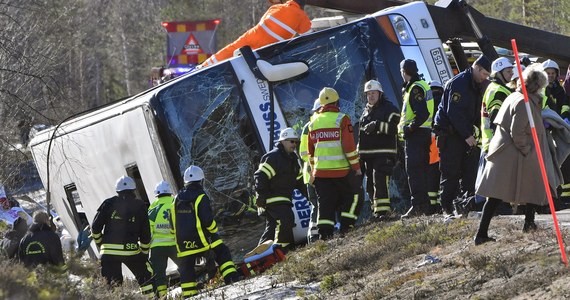 59 osób, w większości dzieci i młodzież w wieku szkolnym, podróżowało autobusem, który wypadł z trasy E45 tuż przed miejscowością Sveg w środkowej Szwecji. Do wypadku, jak informuje agencja prasowa TT, doszło przed godziną 7:00 rano. Na miejscu zginęły trzy osoby, kilkadziesiąt zostało rannych.