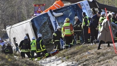 Szwecja: Wypadek autokaru z dziećmi. Nie żyją trzy osoby. Pojazd wypadł z drogi