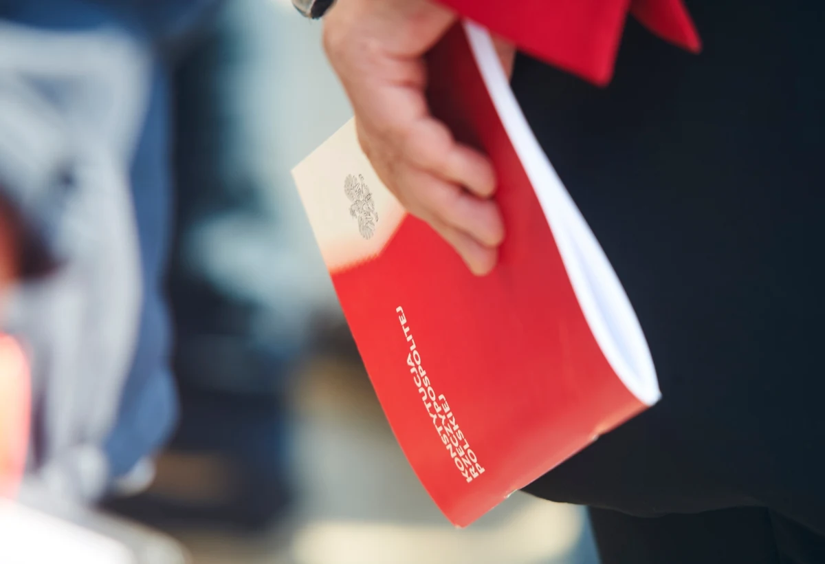 2 kwietnia mija 20 lat od uchwalenia przez Zgromadzenie Narodowe Konstytucji RP. Po przyjęciu jej przez Polaków w referendum i podpisaniu przez prezydenta weszła w życie 17 października 1997 roku. Dziś20 lat po tym wydarzeniu ponad dwie trzecie Polaków uważa, że zasady i przepisy zawarte w konstytucji mają istotny wpływ na życie zwykłych obywateli. Prawie połowa badanych jest przeciwna zmianie ustawy zasadniczej - wynika z marcowego sondażu CBOS.