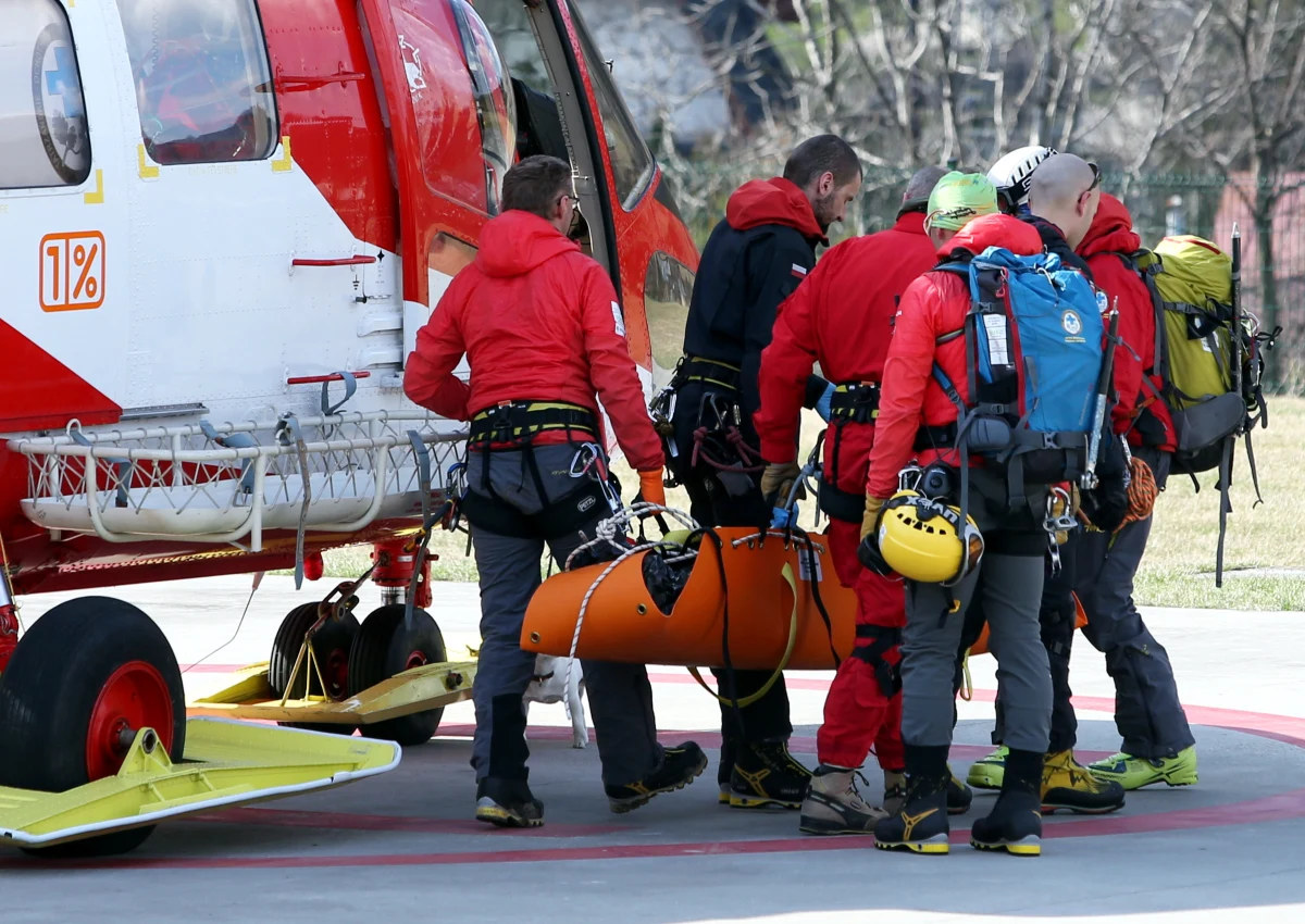 Tragiczny wypadek w Tatrach. W rejonie szlaku na Przełęcz pod Chłopkiem turystka prawdopodobnie się pośliznęła, po czym spadła z dużej wysokości. Zginęła na miejscu. Niemal w tym samym czasie - jak donosi reporter RMF FM Maciej Pałahicki - TOPR dostał zgłoszenie o lawinie, jaka zeszła z Koziego Wierchu w stronę Doliny Pięciu Stawów Polskich. Na szczęście po przeszukaniu lawiniska okazało się, że nikt nie został zasypany.